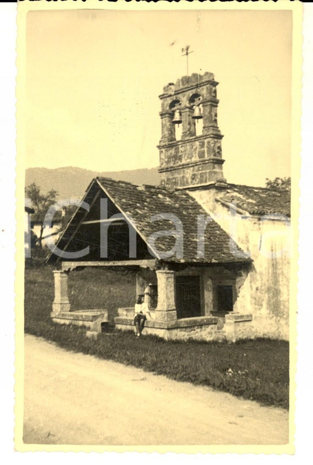 Fotografia d epoca originale 1950 ca AREA LOMBARDA Bambina presso una cappella votiva Foto VINTAGE 6x9 cm 1