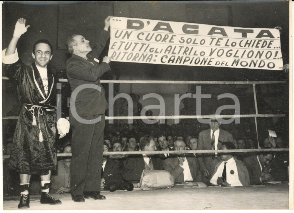 1956 LA SPEZIA BOXE Mario D'AGATA sul ring con un cartello dei tifosi - Foto