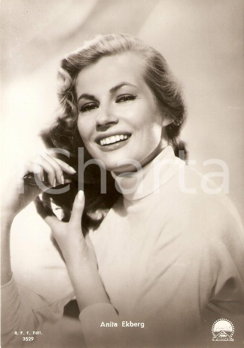 Cartolina originale da collezione 1955 ca CINEMA Anita EKBERG si pettina i capelli *Cartolina FG NV 1