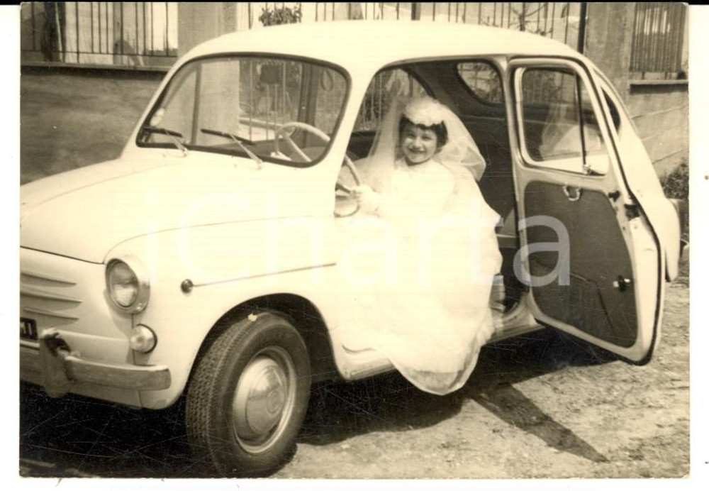 Fotografia d epoca originale 1960 ca MILANO Bambina su utilitaria FIAT alla Prima Comunione Foto VINTAGE 10x7 1
