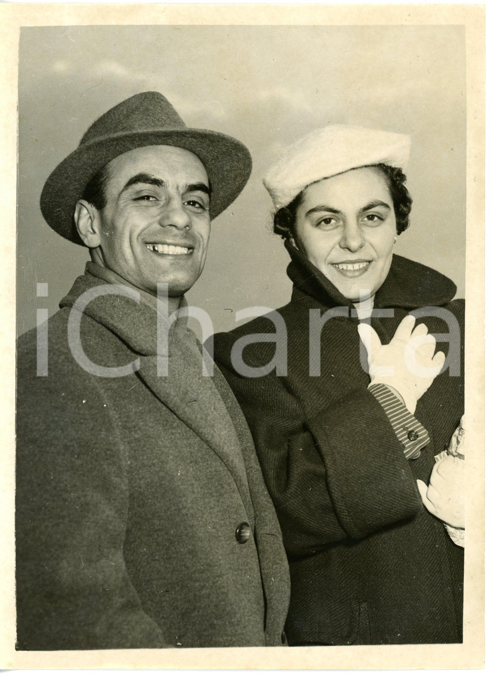 1955 LONDON BOXE Arrival of flyweight champion Nazzareno GIANNELLI with his wife