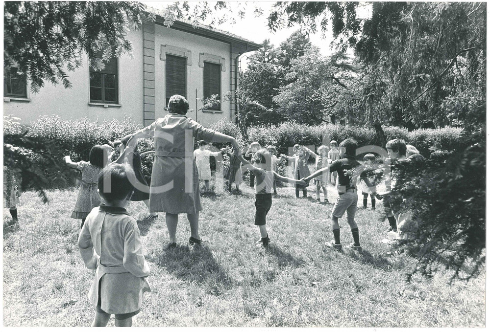 Fotografia d epoca originale 1978 MILANO Ultimo giorno di scuola  Girotondo con la maestra  Foto 30x20 cm 1