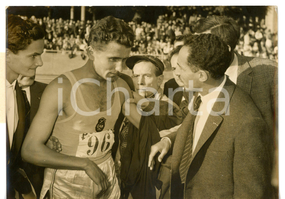 1962 SAINT-MAUR-DES-FOSSÃ‰SS ATLETICA Michel JAZY batte record 1500 metri piani Fotografia d'epoca con didascalia coeva al verso. CONDIZIONI: FAIR (alone diffuso)FORMATO: 18x13 cm      originale e autentica 1