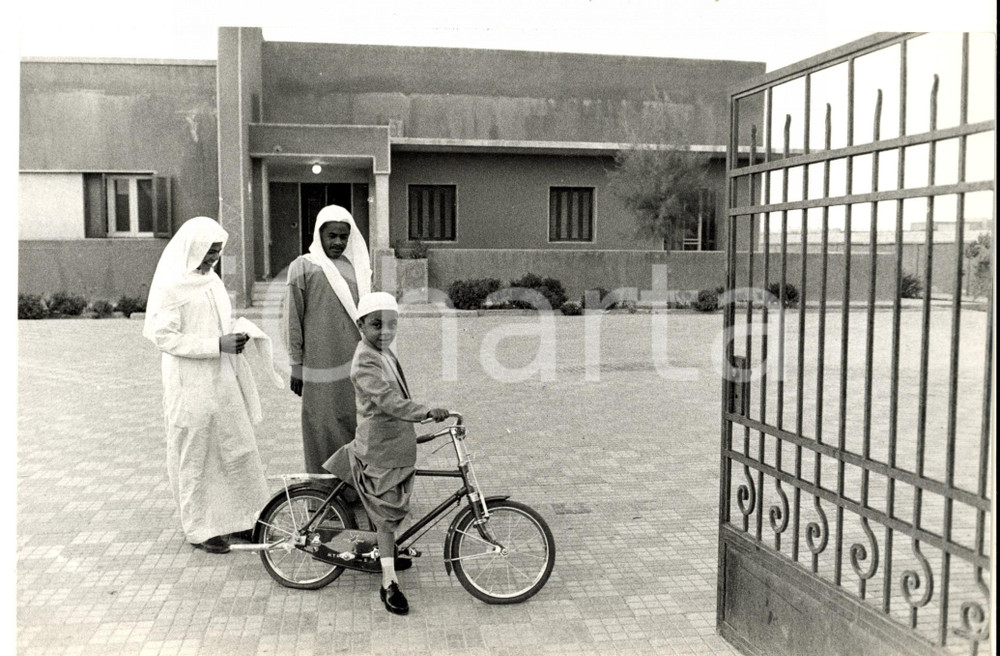 Fotografia d epoca originale 1965 ca ARABIA SAUDITA Principe Makhur ibn SAUD bambino in biciFoto 26x18 1
