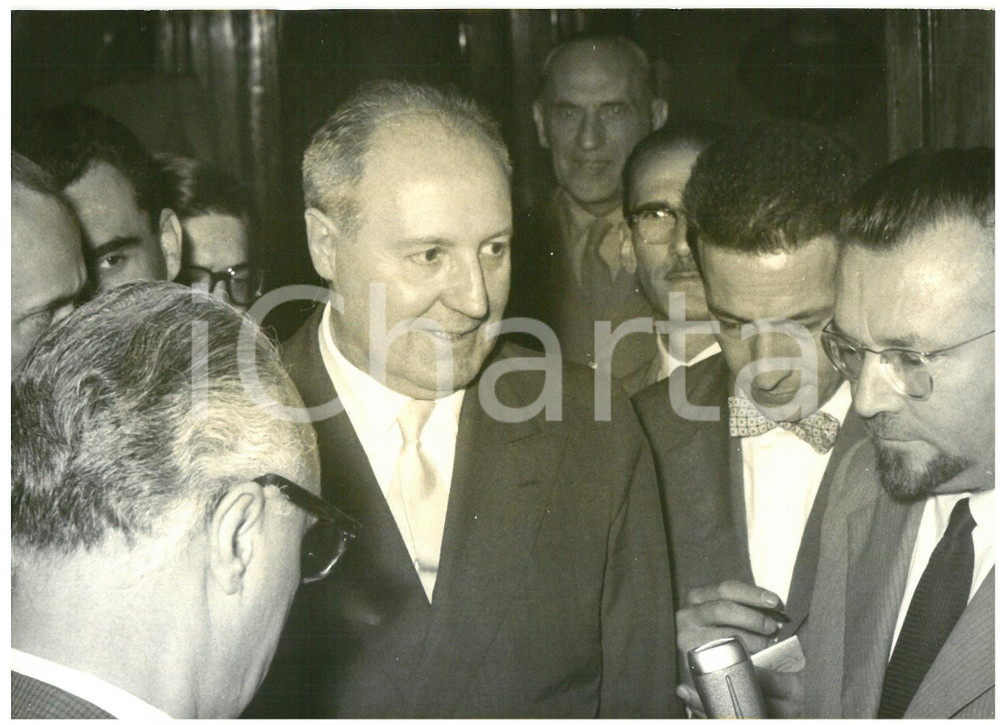 1957 ROMA Giuseppe SARAGAT rilascia dichiarazione ai giornalisti *Foto 18x13 cm Fotografia d'epoca, con didascalia coeva al verso.  CONDIZIONI: FAIR (bassa qualit&agrave; di stampa e lieve alone diffuso) FORMATO: 18x13 cm    originale e autentica 1