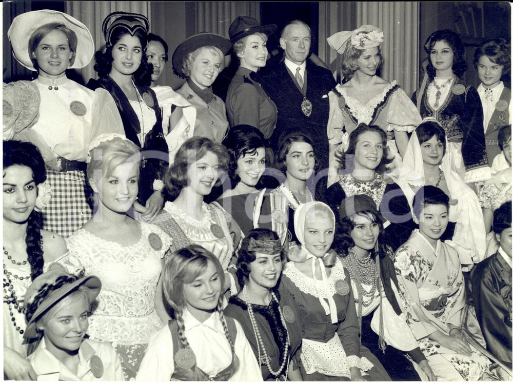 1960 LONDON Lord Mayor Edmund STOCKDALE surrounded by contestants "Miss World"