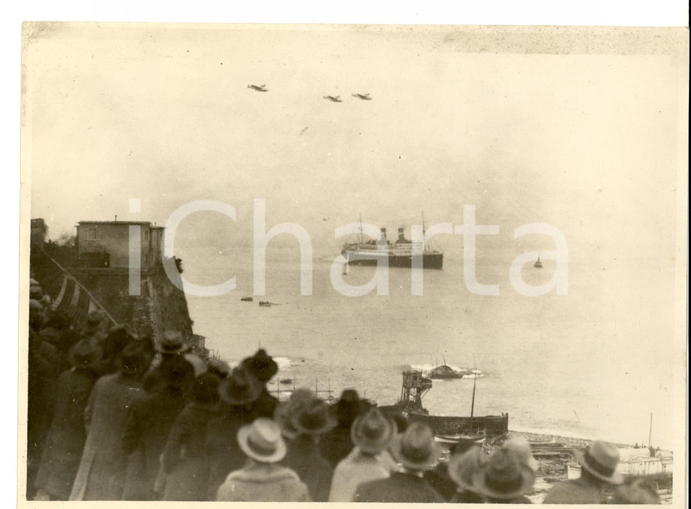 Fotografia d epoca originale 1935 ca REGIO ESERCITO Dimostrazione aerea sul mare con nave in transito Foto 1