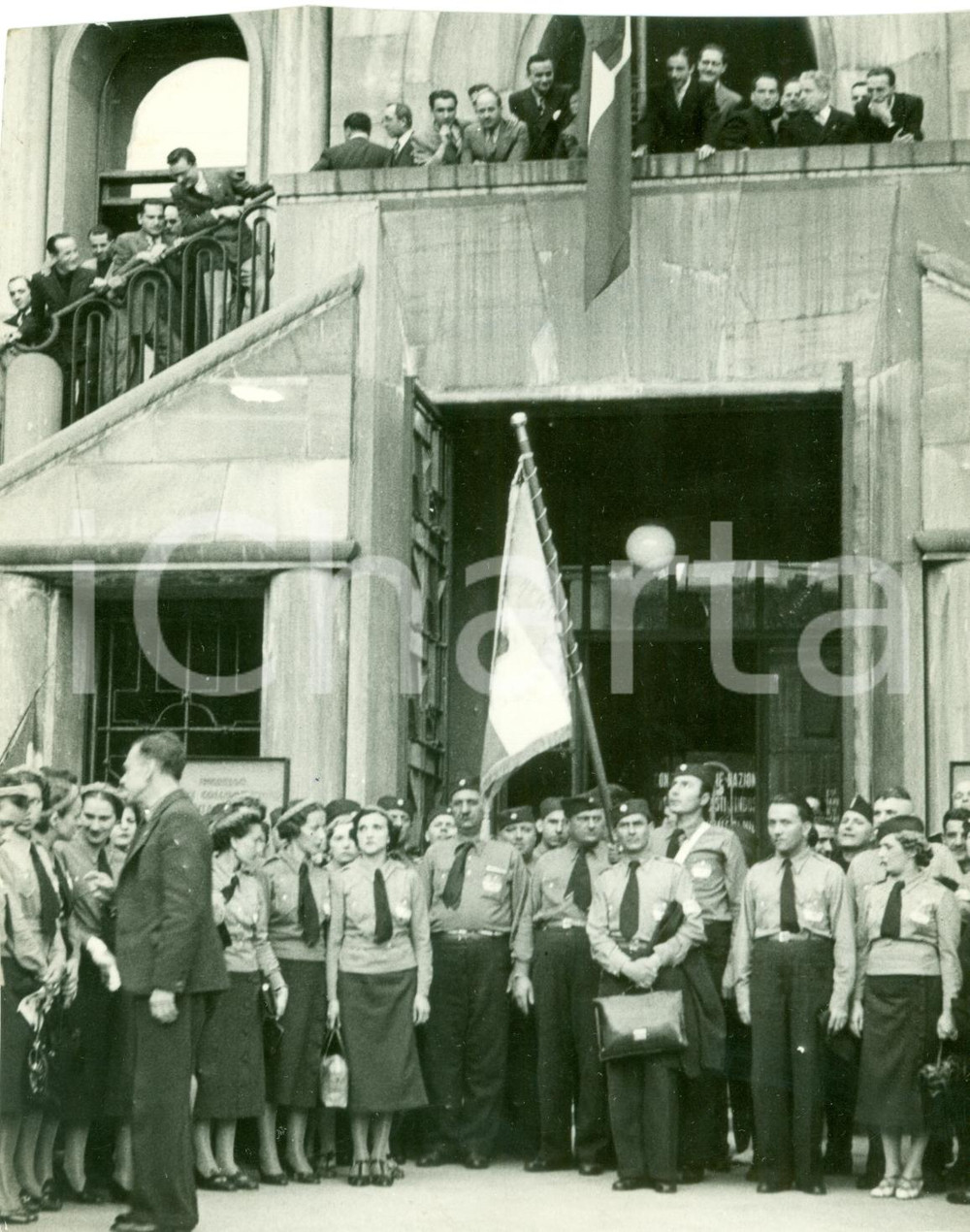 Fotografia d epoca originale 1938 MILANO PORTA VITTORIA Operai jugoslavi alla Casa Sindacale PORTA Fotografia 1