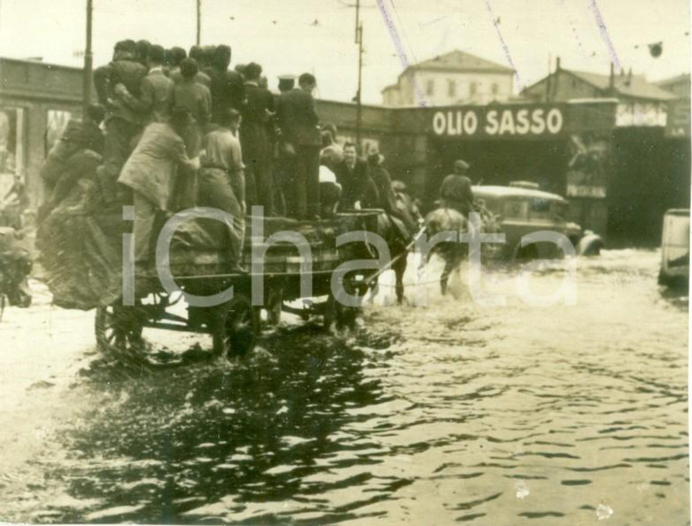 1939 MILANO Sul carretto per le strade allagate Pubblicità Olio SASSO Fotografia