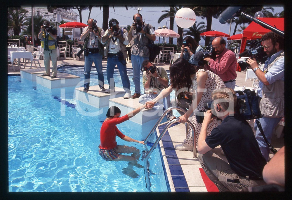 35mm vintage slide* 1994 FESTIVAL CANNES Lucia SARDO bagno in piscina vestita 5