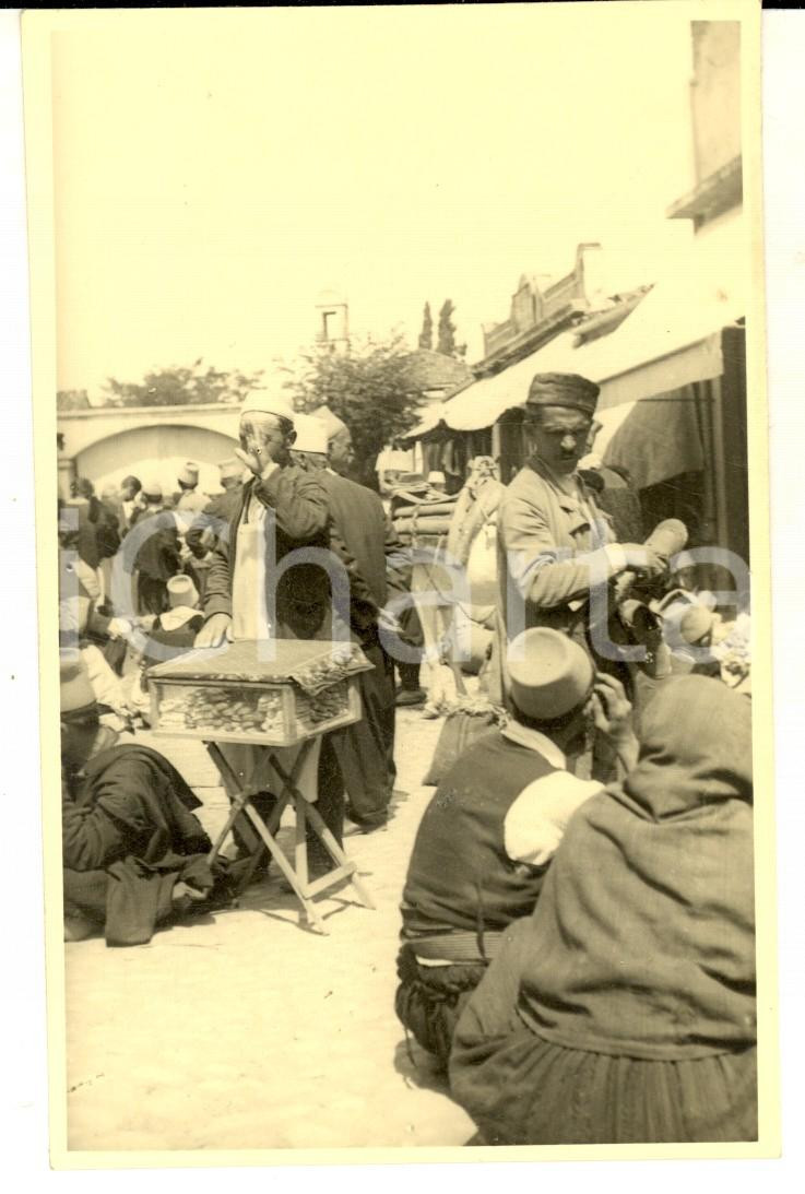 Fotografia d epoca originale 1941 WW2 TIRANA ALBANIA Il mercato tradizionale Foto cartolina RUEDI 1