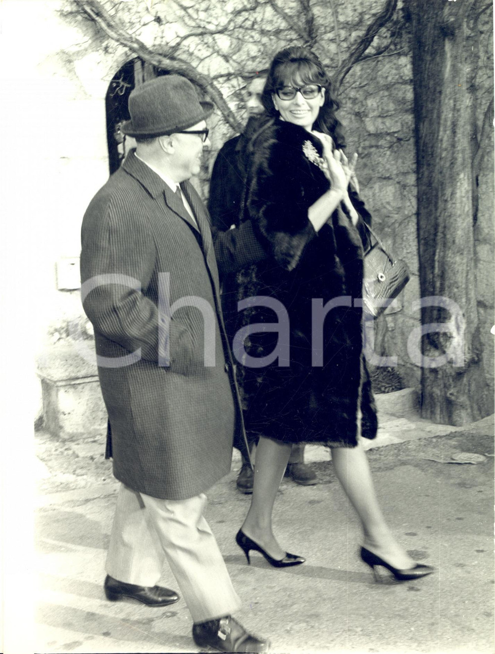 1965 NIZZA  Sophia LOREN a passeggio con il marito Carlo PONTI - Foto 18x24 cm Fotografia d'epoca con didascalia coeva.  CONDIZIONI: POOR (piegatura evidente all'angolo inferiore sinistro)     originale e autentica 1
