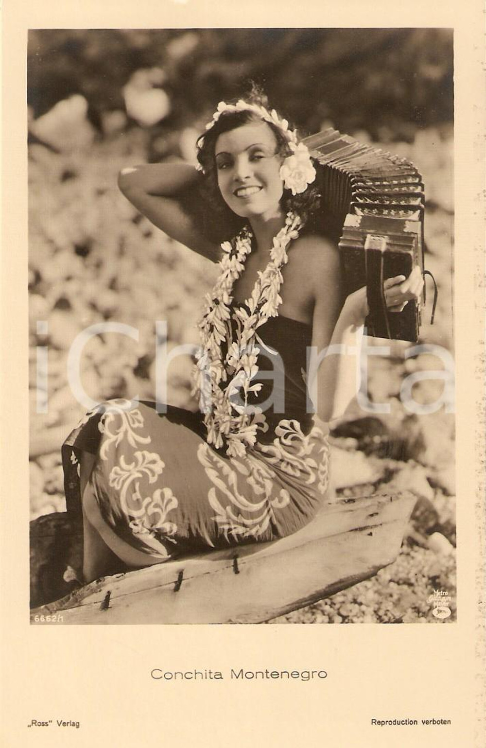 Cartolina originale da collezione 1940 ca CINEMA Conchita MONTENEGRO plays accordion in hawaiian dress *Cartolina 1