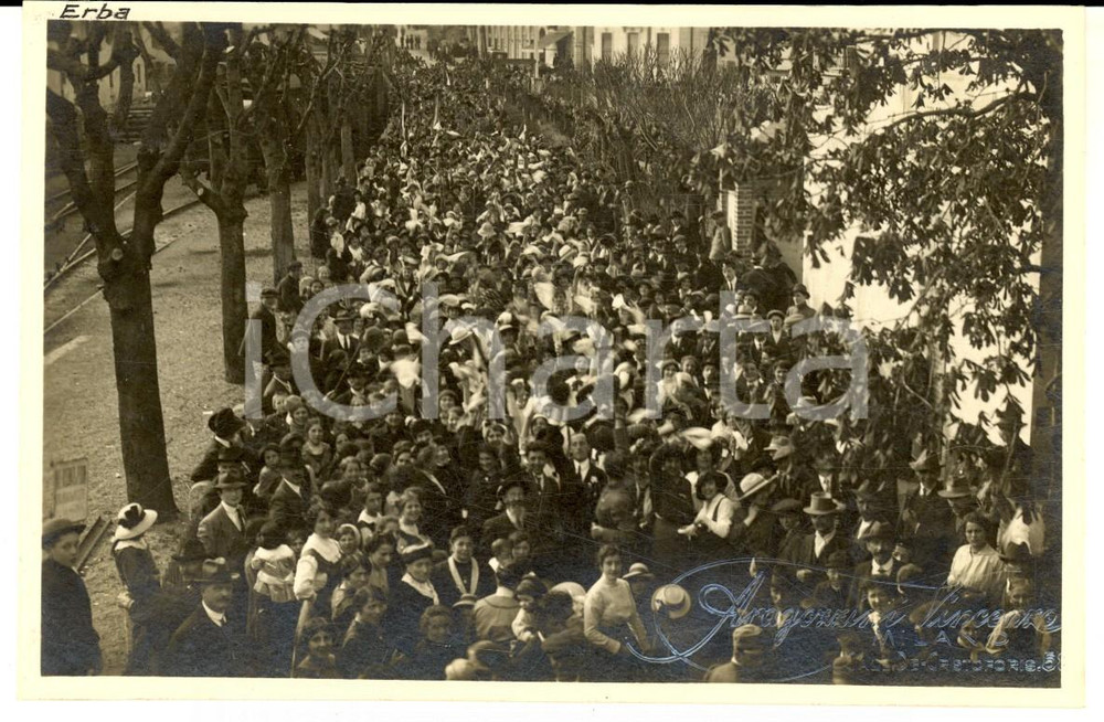 Fotografia d epoca originale 1916 ERBA CO Escursionisti del TOURING CLUB in corteo Foto RARA 15x10 cm 1