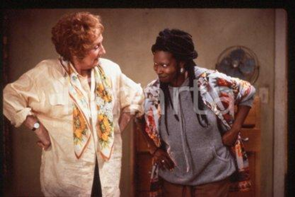 35mm vintage slide*1987 CINEMA "Bagdad Cafe" Marianne SAGEBRECHT, Cch POUNDER/18  Diapositiva d'epoca, in formato 35 mm.CONDIZIONI: GOODE' severamente vietata la riproduzione. Tutti i diritti sono riservati.Nella diapositiva ICharta mette in vendita, sul negozio eBay e in esclusiva sul sito "icharta" il proprio archivio composto da numerose diapositive e negativi fotografici d'epoca, tutti originali e autentici, che attraversano la storia del costume italiano tra gli la fine degli anni Sessanta e Novanta.Si tratta di uno sguardo inedito sull'attualit&agrave;, la politica, la vita quotidiana, il gossip e la cultura, che fotografa il cambiamento della nazione in quest'ultimo scorcio del XX secolo. Un'occasione unica per il mercato del collezionismo, che vede finalmente disponibile un archivio eccezionale per vastit&agrave;, tematiche e condizioni, in un settore (il negativo fotografico e la diapositiva) di assoluta novit&agrave; e dalle interessanti prospettive di investimento. GOOD/buono   originale e autentica 1