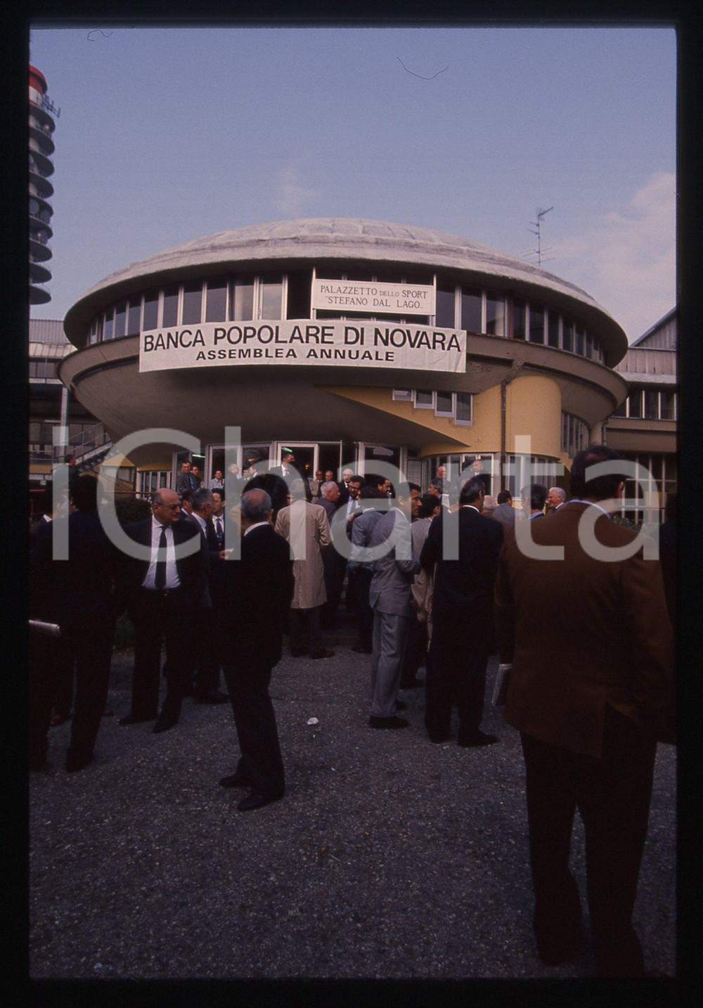 35mm vintage slide* 1993 NOVARA - BPN Arrivo degli azionisti all'assemblea (14)