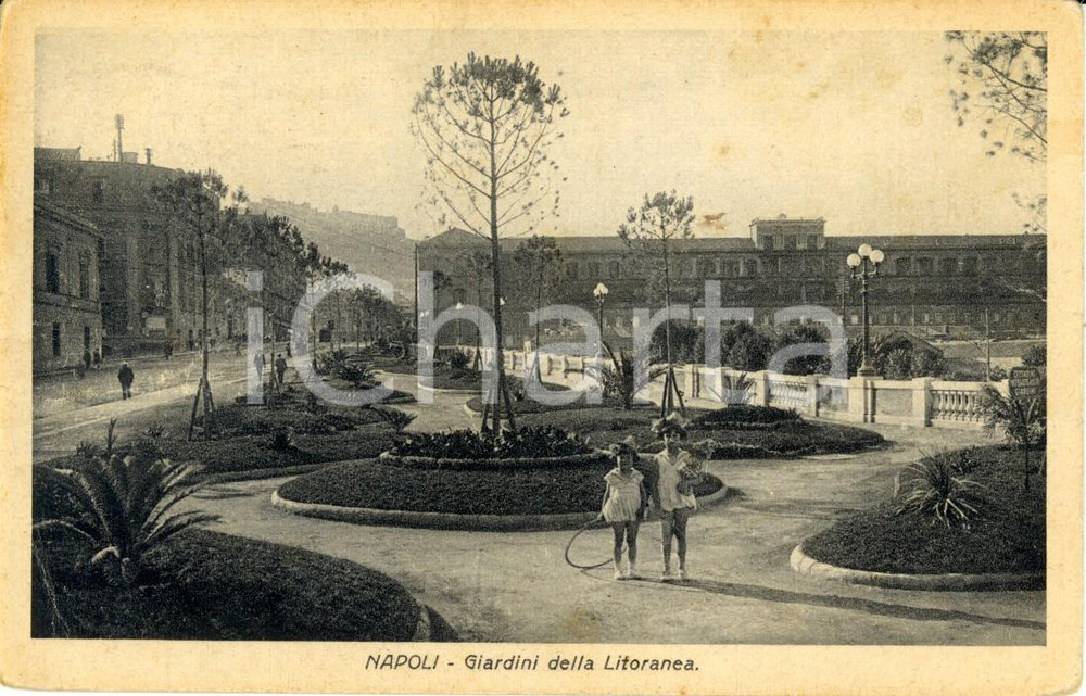 Cartolina originale da collezione 1930 NAPOLI Bambine giocano ai Giardini della Litoranea *Cartolina ANIMATA FP VG 1