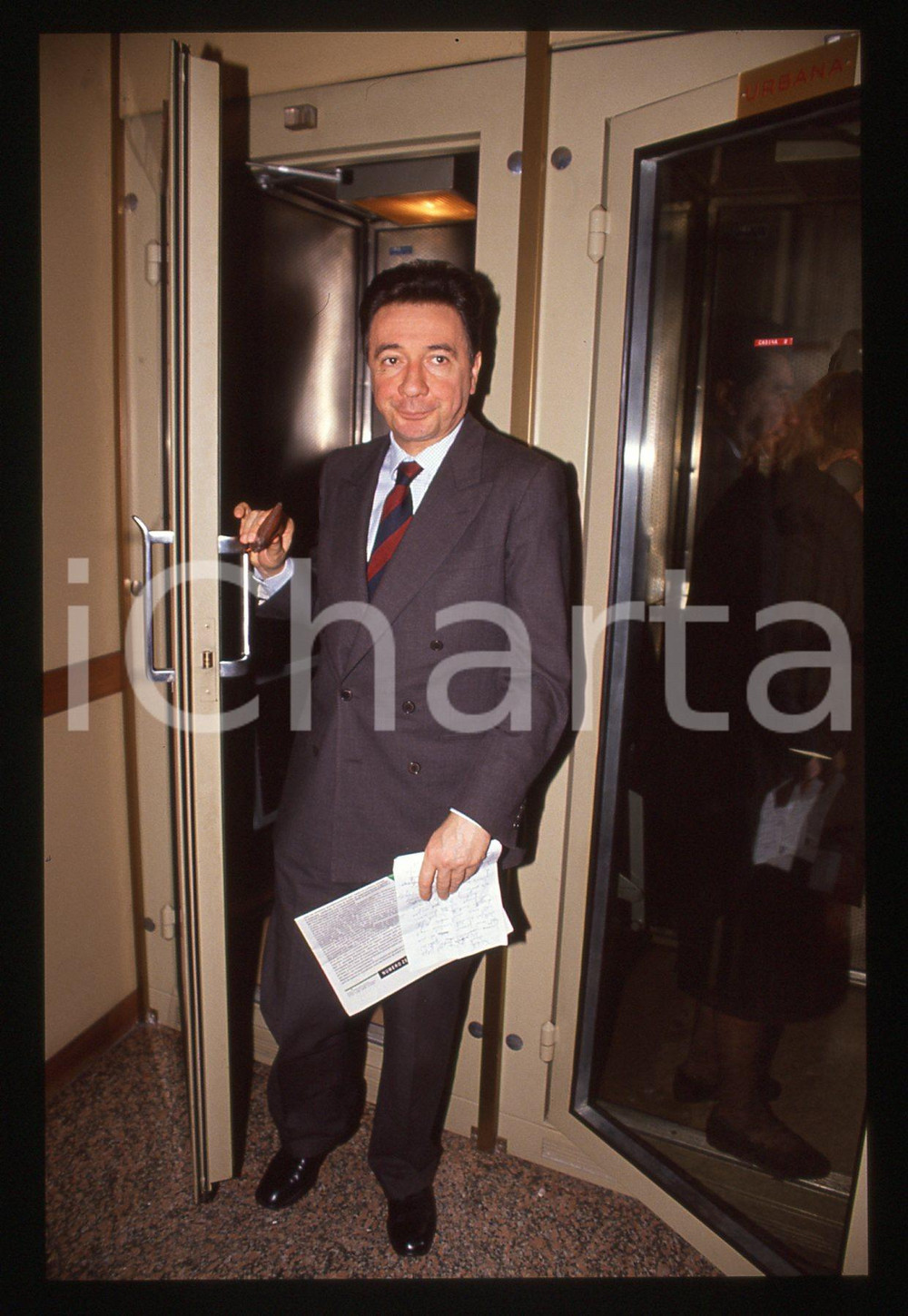 35mm vintage slide* 1990 ca POLITICA Carlo FRACANZANI Ritratto deputato DC (3)  Diapositiva d'epoca, in formato 35 mm.CONDIZIONI: GOOD  Tutti i diritti riservati.E' severamente vietata la riproduzione. ICharta mette in vendita, sul negozio eBay e in esclusiva sul sito "icharta" il proprio archivio composto da numerose diapositive e negativi fotografici d'epoca, tutti originali e autentici, che attraversano la storia del costume italiano tra gli la fine degli anni Sessanta e Novanta.Si tratta di uno sguardo inedito sull'attualit&agrave;, la politica, la vita quotidiana, il gossip e la cultura, che fotografa il cambiamento della nazione in quest'ultimo scorcio del XX secolo. Un'occasione unica per il mercato del collezionismo, che vede finalmente disponibile un archivio eccezionale per vastit&agrave;, tematiche e condizioni, in un settore (il negativo fotografico e la diapositiva) di assoluta novit&agrave; e dalle interessanti prospettive di investimento.  originale e autentica 1