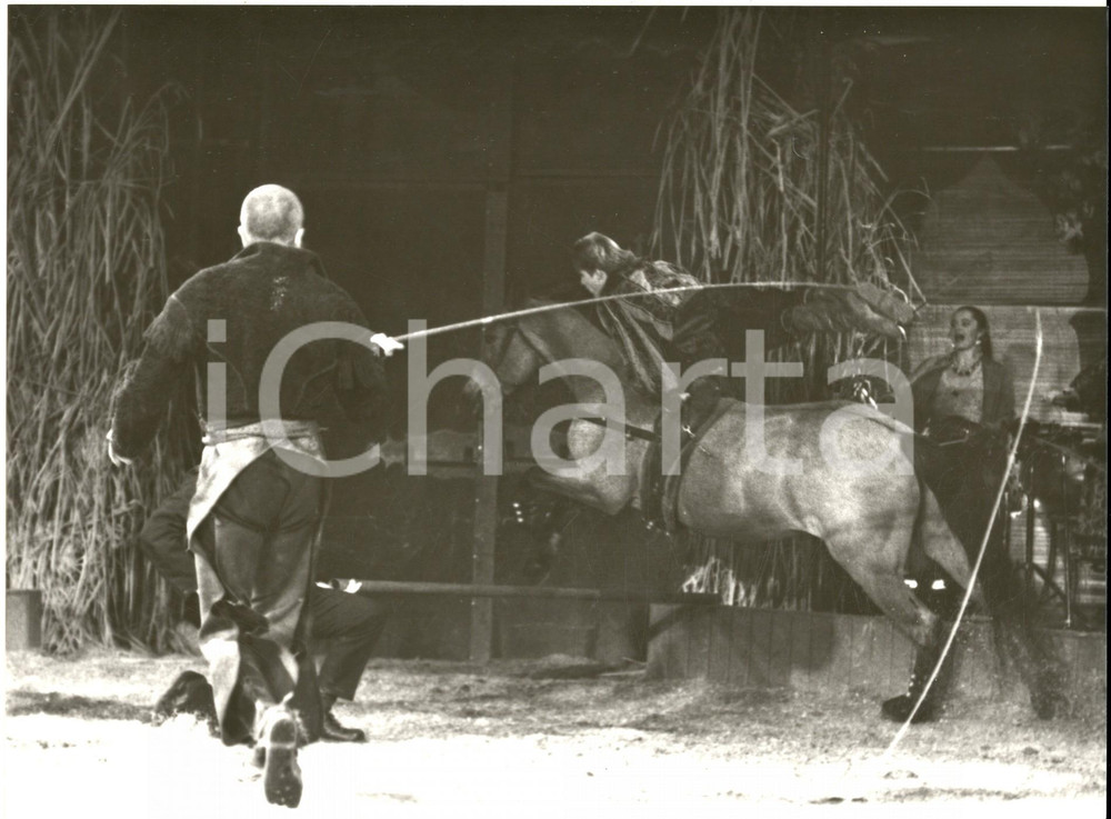 1985 ca FRANCE Teatro equestre ZINGARO - BARTABAS con un acrobata *Foto 24x18