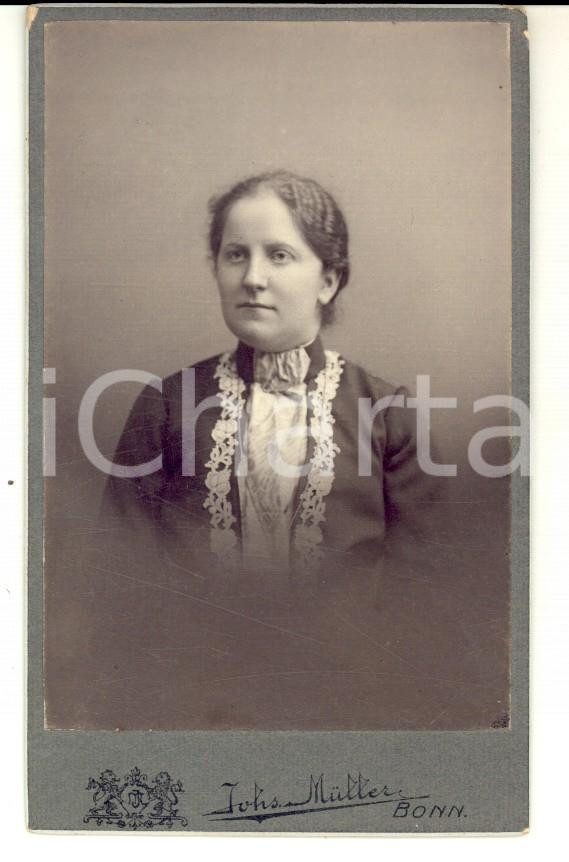 Fotografia d'epoca originale 1900 ca BONN (D) Donna con abito ricamato *Foto Johannes MUELLER 1
