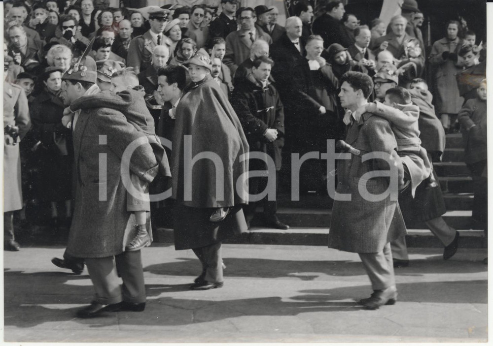 Fotografia d epoca originale 1956 MILANO Orfani e mutilatini sfilano ai funerali di don GNOCCHI Foto 18x13 1