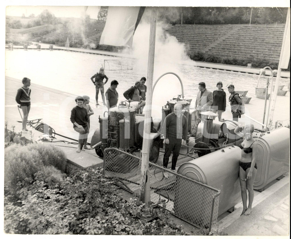 Fotografia d epoca originale 1970 ca LONDON FINCHLEY POOL Preparazione piscina per pallanuoto Foto 26x20 1