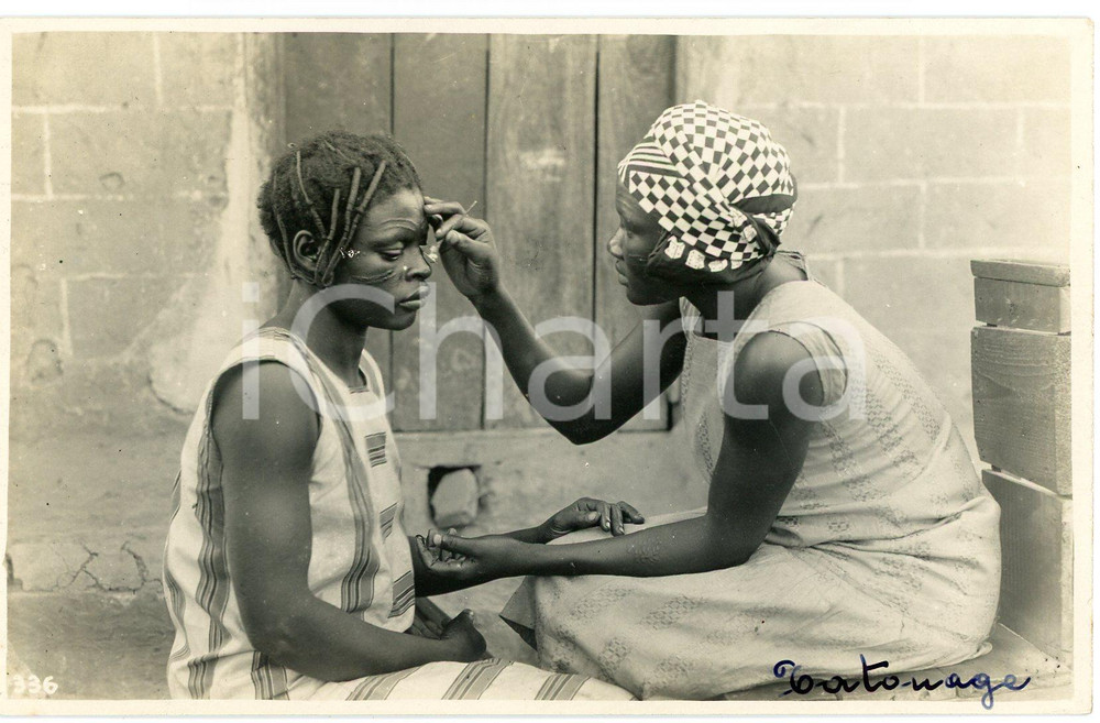 1930 ca CONGO BELGE - KATANGA - Tatouage féminin *Photo Léopold GABRIEL 336 Fotografia originale d'epoca, in formato cartolina postale.FOTOGRAFO: L&eacute;opold Gabriel - Panda - Katanga  GOOD/buono  Formato: 14x9 cm originale e autentica 1