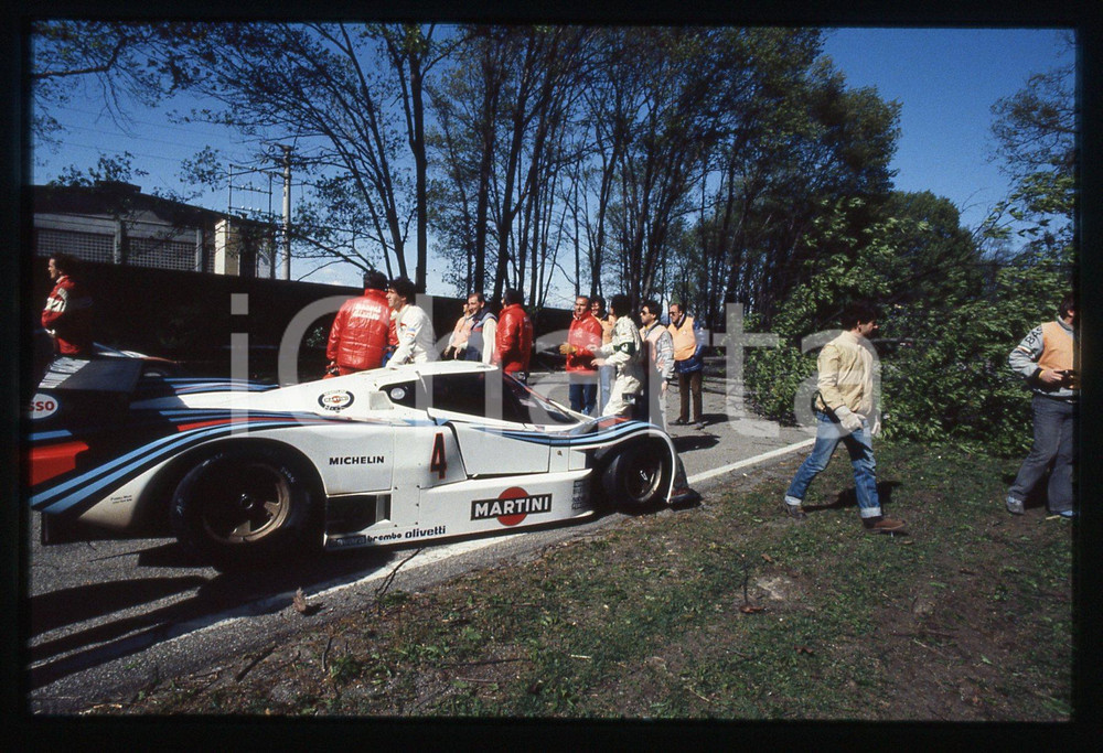 35mm vintage slide* 1985 1000 KM MONZA Caduta albero in pista - LANCIA LC2/85 2   CONDIZIONI: GOODTutti i diritti riservati.E' severamente vietata la riproduzione. ICharta mette in vendita, sul negozio eBay e in esclusiva sul sito "icharta" il proprio archivio composto da numerose diapositive e negativi fotografici d'epoca, tutti originali e autentici, che attraversano la storia del costume italiano tra gli la fine degli anni Sessanta e Novanta.Si tratta di uno sguardo inedito sull'attualit&agrave;, la politica, la vita quotidiana, il gossip e la cultura, che fotografa il cambiamento della nazione in quest'ultimo scorcio del XX secolo. Un'occasione unica per il mercato del collezionismo, che vede finalmente disponibile un archivio eccezionale per vastit&agrave;, tematiche e condizioni, in un settore (il negativo fotografico e la diapositiva) di assoluta novit&agrave; e dalle interessanti prospettive di investimento.     originale e autentica 1