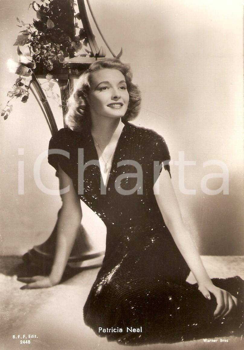 Cartolina originale da collezione 1950 ca CINEMA Attrice Patricia NEAL Ritratto con vaso di fiori Cartolina FG NV 1