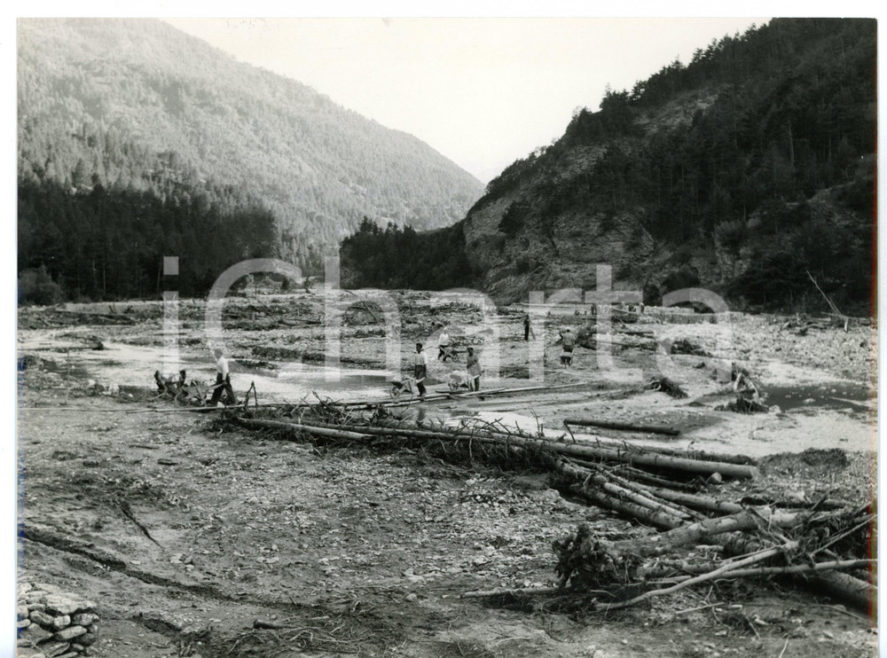 1957 AREA DI TORINO Contadini ricostruiscono gli argini del fiume DORA *Foto