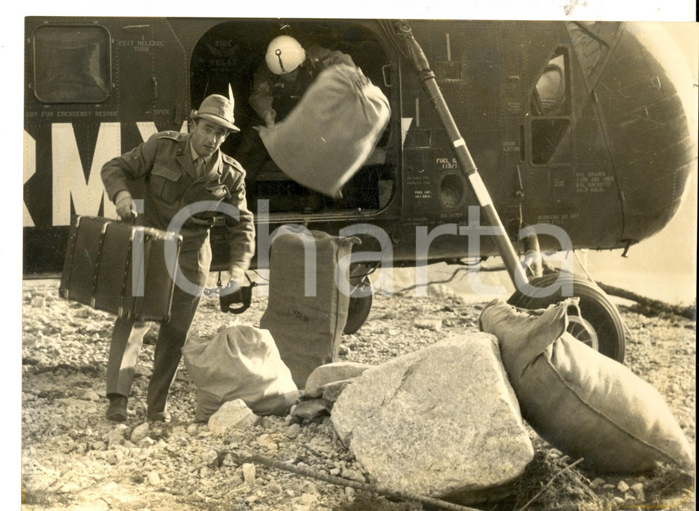 Fotografia d epoca originale 1963 TRAGEDIA DEL VAJONT Gli alpini in elicottero portano soccorso Foto 24x18 1
