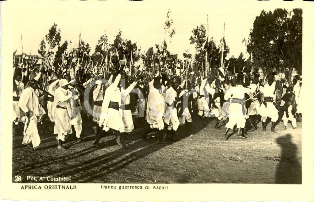 Cartolina originale da collezione 1940 ca AOI COSTUMI Danza guerresca di ASCARI in armi Cartolina coloniale FP NV 1