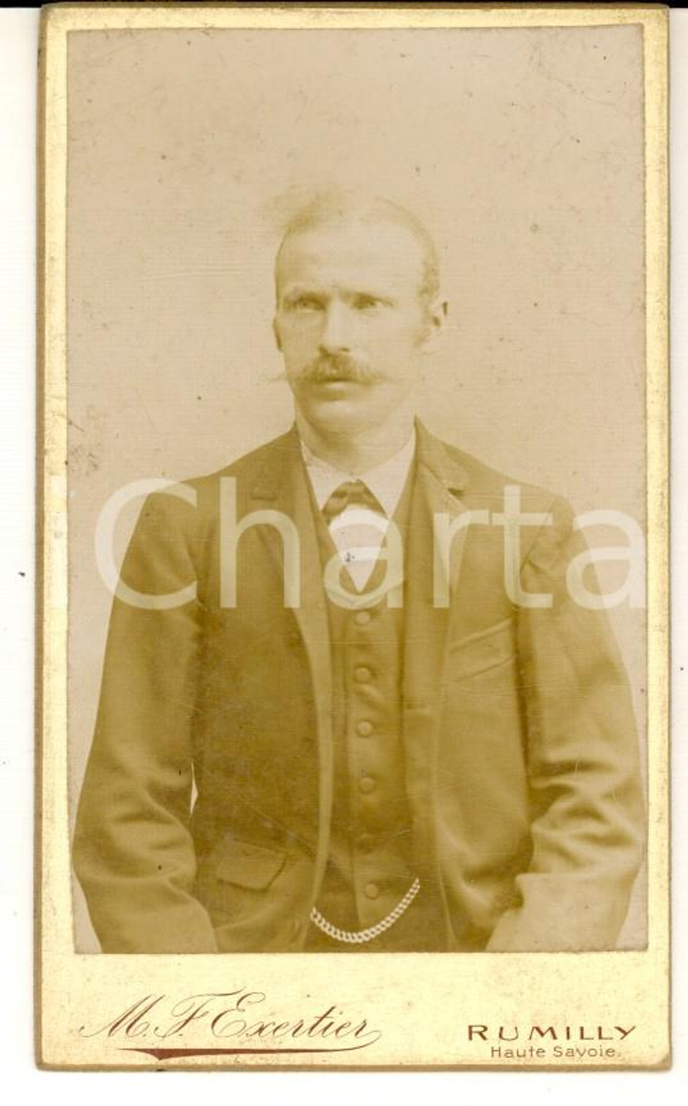 Fotografia d epoca originale 1910 ca RUMILLY FRANCE Ritratto maschile con abito scuro Foto M. F. EXERTIER 1