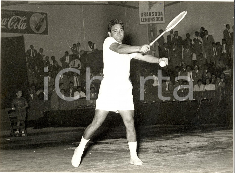 Fotografia d epoca originale 1975 ca MILANO TENNIS Gianni CUCELLI prepara servizio sponsor COCA COLA Foto 1