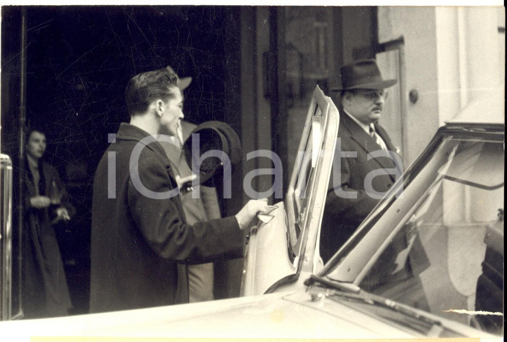 Fotografia d epoca originale 1953 PARIS Re FARUQ I esce da un palazzo in Place de l Etoile Foto 18x13 1