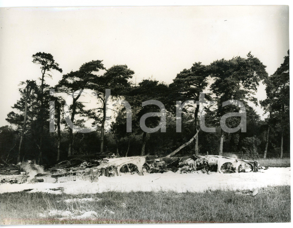 1959 RAF MARHAM Wreckage of VICKERS VALIANT jet bomber covered of foam *Foto