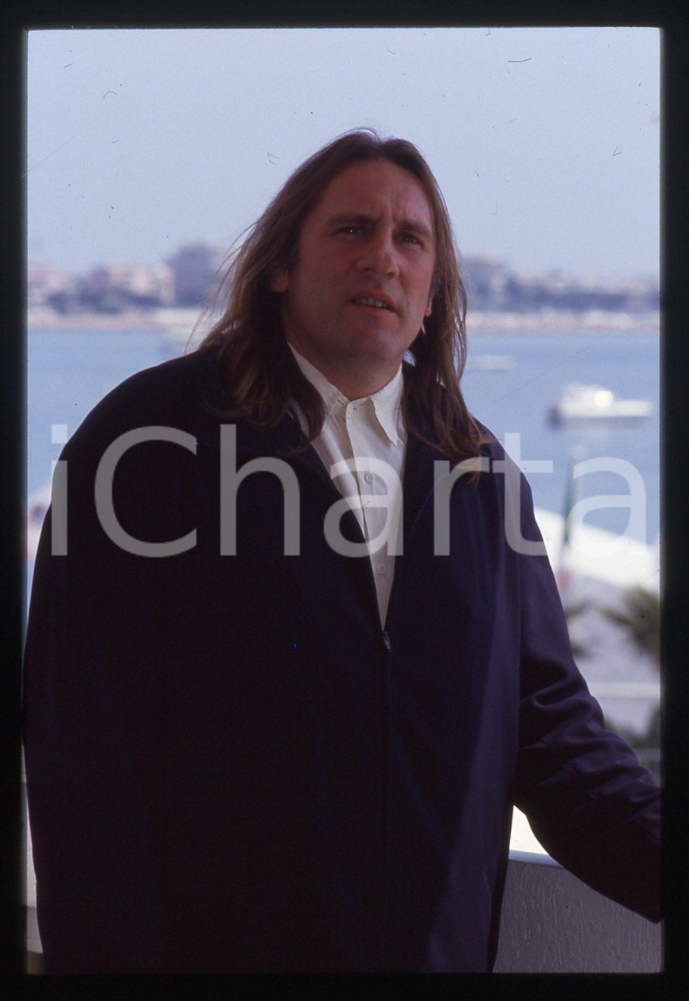 35mm vintage slide* 1992 CANNES Gérard DEPARDIEU Festival del cinema (3) La diapositiva &egrave; stata scattata in occasione del 45&deg; Festival del cinema di Cannes in cui G&eacute;rard Depardieu presenzi&ograve; come presidente della giuria. CONDIZIONI: GOOD Tutti i diritti riservati.E' severamente vietata la riproduzione.  ICharta mette in vendita, sul negozio eBay e in esclusiva sul sito "icharta" il proprio archivio composto da numerose diapositive e negativi fotografici d'epoca, tutti originali e autentici, che attraversano la storia del costume italiano tra gli la fine degli anni Sessanta e Novanta.Si tratta di uno sguardo inedito sull'attualit&agrave;, la politica, la vita quotidiana, il gossip e la cultura, che fotografa il cambiamento della nazione in quest'ultimo scorcio del XX secolo. Un'occasione unica per il mercato del collezionismo, che vede finalmente disponibile un archivio eccezionale per vastit&agrave;, tematiche e condizioni, in un settore (il negativo fotografico e la diapositiva) di assoluta novit&agrave; e dalle interessanti prospettive di investimento.     originale e autentica 1