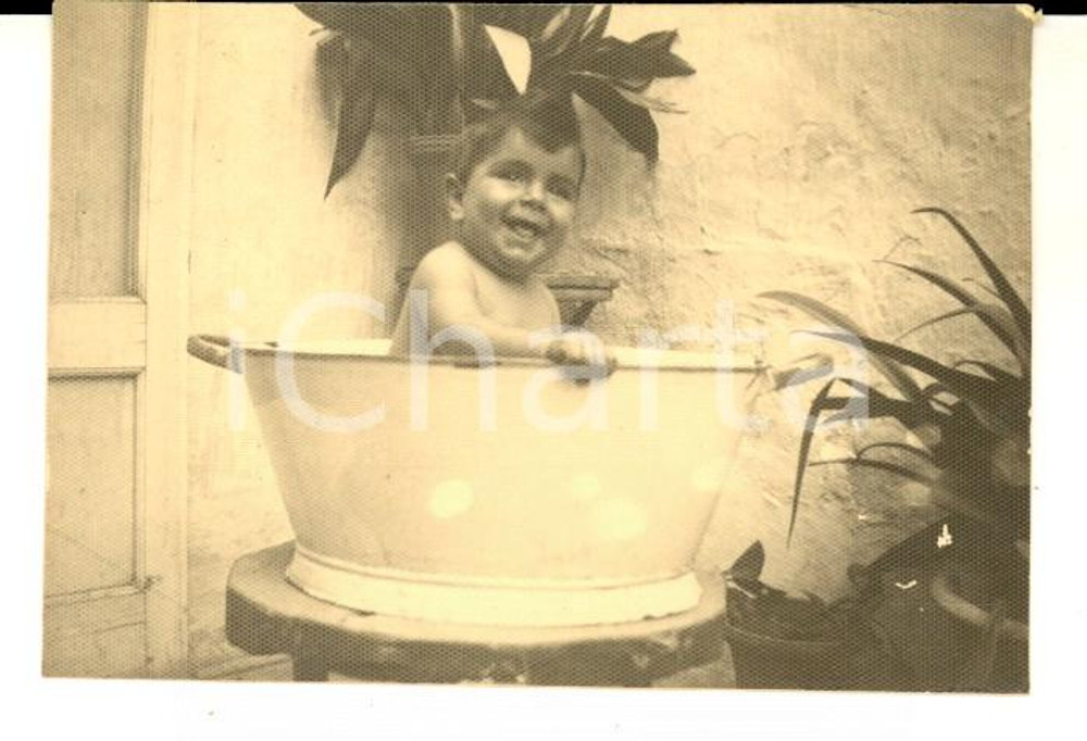 Fotografia d epoca originale 1946 NAPOLI ? Bambino gioca in una tinozza Foto VINTAGE 7x6 cm 1