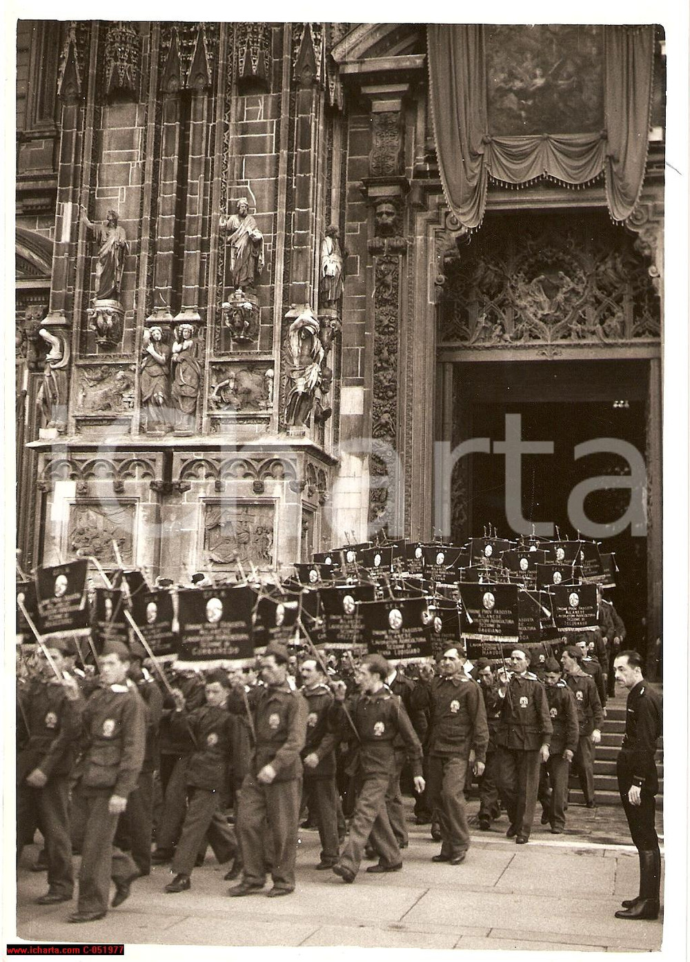 Fotografia d'epoca originale 1939 MILANO fascismo Benediz. gagliardetti Duomo FOTO 1