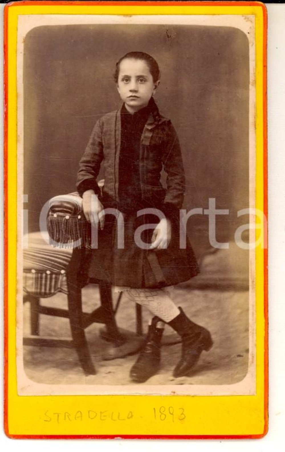 Fotografia d epoca originale 1893 STRADELLA PV Bambina con stivaletti scuri Foto Giovanni GASPARINI 1