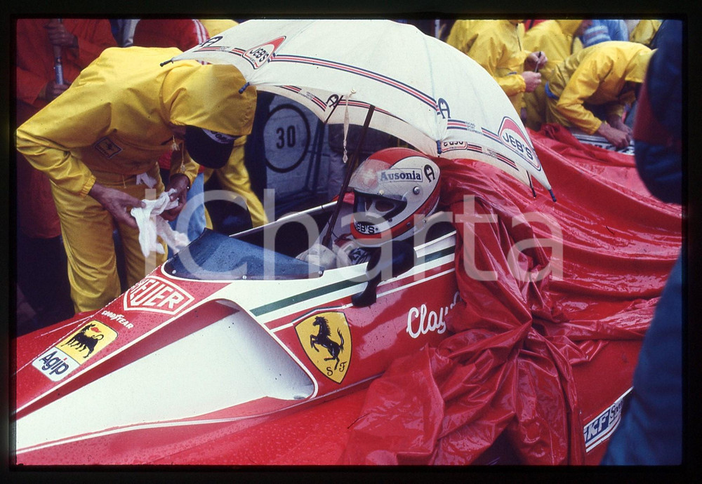 Fotografia d epoca originale 35mm vintage slide 1976 FORMULA 1 Clay REGAZZONI su FERRARI 312 T2 ai box 1