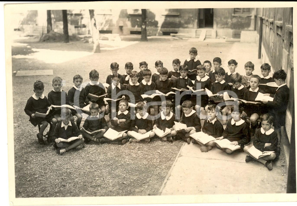 Fotografia d epoca originale 1930 ca MILANO Bambini di una classe in lettura  Foto Antenore Corrado FABBRI 1