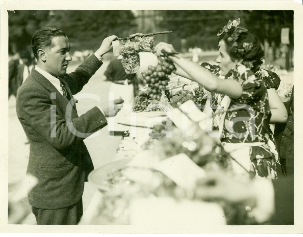 Fotografia d epoca originale 1936 MILANO Al mercato per festa nazionale dell UVA Fotografia 1