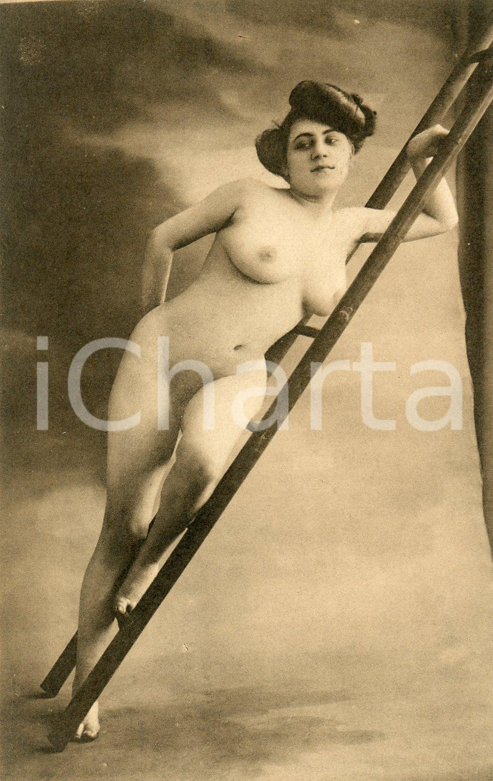 1910 ca VINTAGE EROTIC Nude woman on a ladder - Postcard risque FP  Fotografia seriale d'epoca, in formato cartolina.CONDIZIONI: G FORMATO: FP    originale e autentica 1