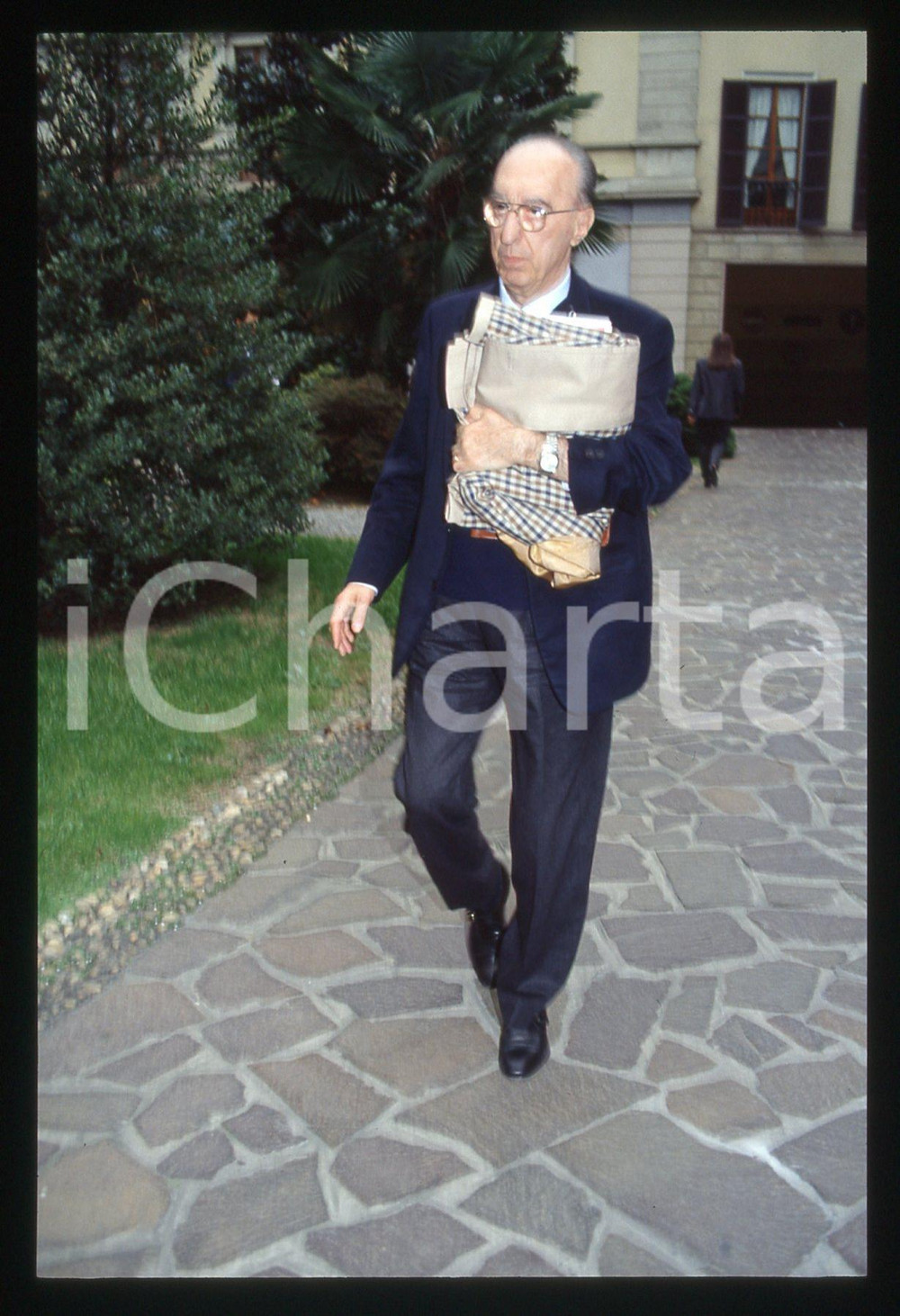 35mm vintage slide* 1990 ca MILANO Vito SCALIA al Centro Congressi CARIPLO (8)  Diapositiva d'epoca, in formato 35 mm.CONDIZIONI: GOOD  Tutti i diritti riservati.E' severamente vietata la riproduzione. ICharta mette in vendita, sul negozio eBay e in esclusiva sul sito "icharta" il proprio archivio composto da numerose diapositive e negativi fotografici d'epoca, tutti originali e autentici, che attraversano la storia del costume italiano tra gli la fine degli anni Sessanta e Novanta.Si tratta di uno sguardo inedito sull'attualit&agrave;, la politica, la vita quotidiana, il gossip e la cultura, che fotografa il cambiamento della nazione in quest'ultimo scorcio del XX secolo. Un'occasione unica per il mercato del collezionismo, che vede finalmente disponibile un archivio eccezionale per vastit&agrave;, tematiche e condizioni, in un settore (il negativo fotografico e la diapositiva) di assoluta novit&agrave; e dalle interessanti prospettive di investimento.  originale e autentica 1