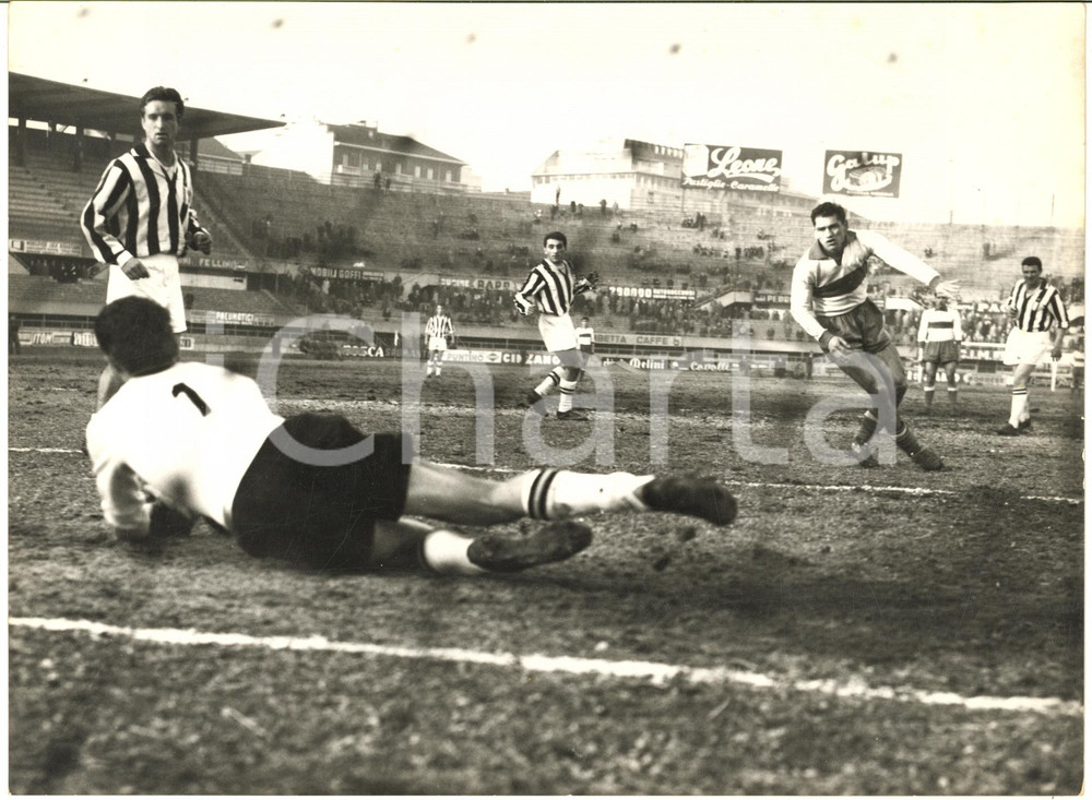 1959 CALCIO JUVENTUS-NAZIONALE MILITARE 2-2 Tiro di Hugo NATTERI - Foto 24x18