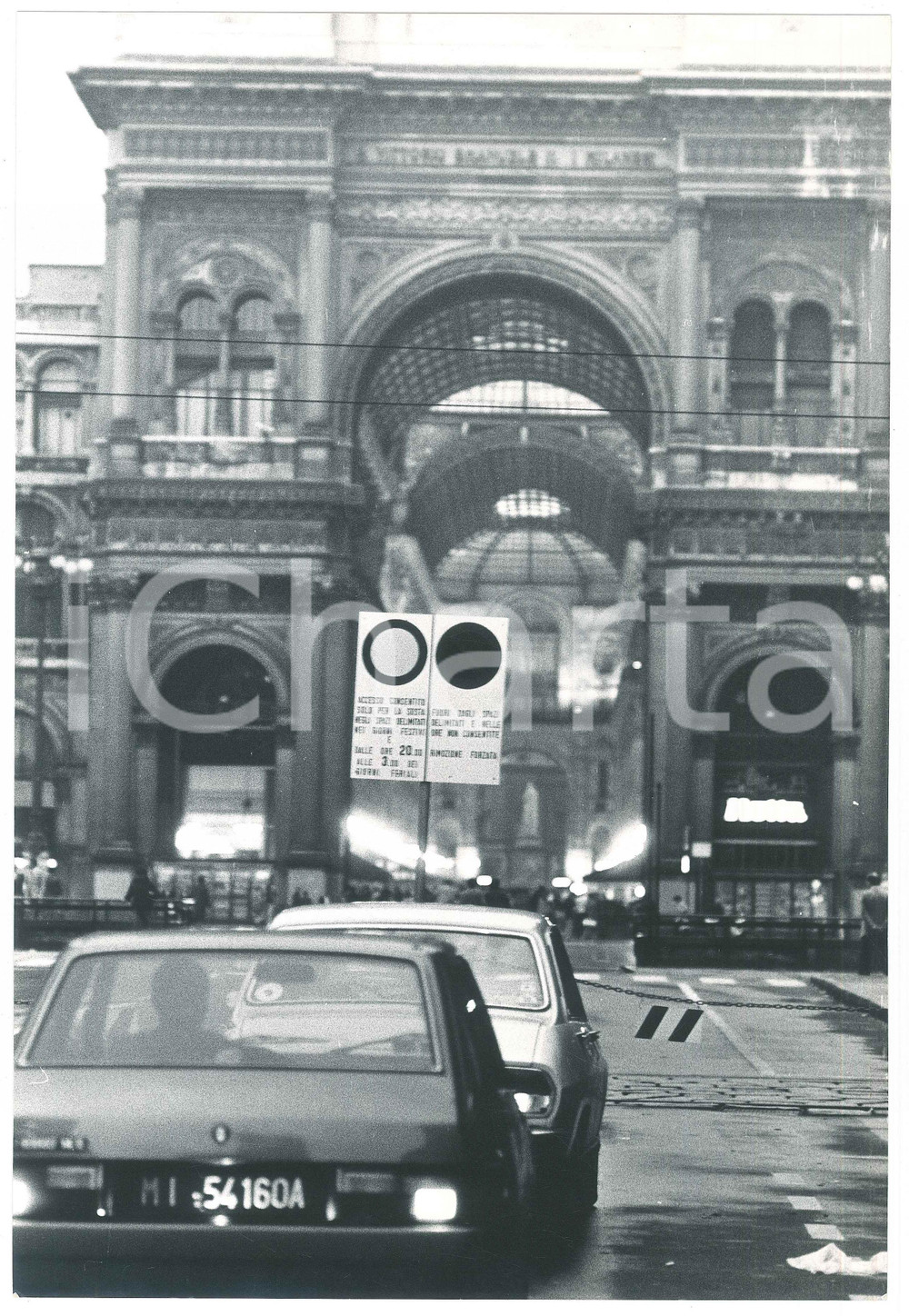 Fotografia d epoca originale 1978 MILANO Blocco del traffico in Piazza Duomo  Foto 20x30 cm 1