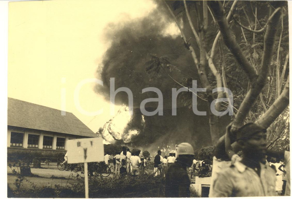 1955 USUMBURA (BURUNDI) Incendio - Lavoratori preso l'Ecole Officielle - Foto  Fotografia d'epoca.FOTOGRAFO: Photo Neu - Usumbura GOOD/buono margini rifilati Formato: 14x10 cm originale e autentica 1