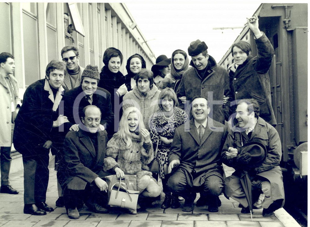 1967 CANTEUROPA Il gruppo dei cantanti in posa - Fotografia 18x13 cm Fotografia d'epoca con didascalia dattiloscritta coeva al verso.Sono ritratti: Ezio Radaelli, Massimo Ranieri, Gigliola Cinquetti, Wilma Goich e Patty Pravo. CONDIZIONI: G    originale e autentica 1