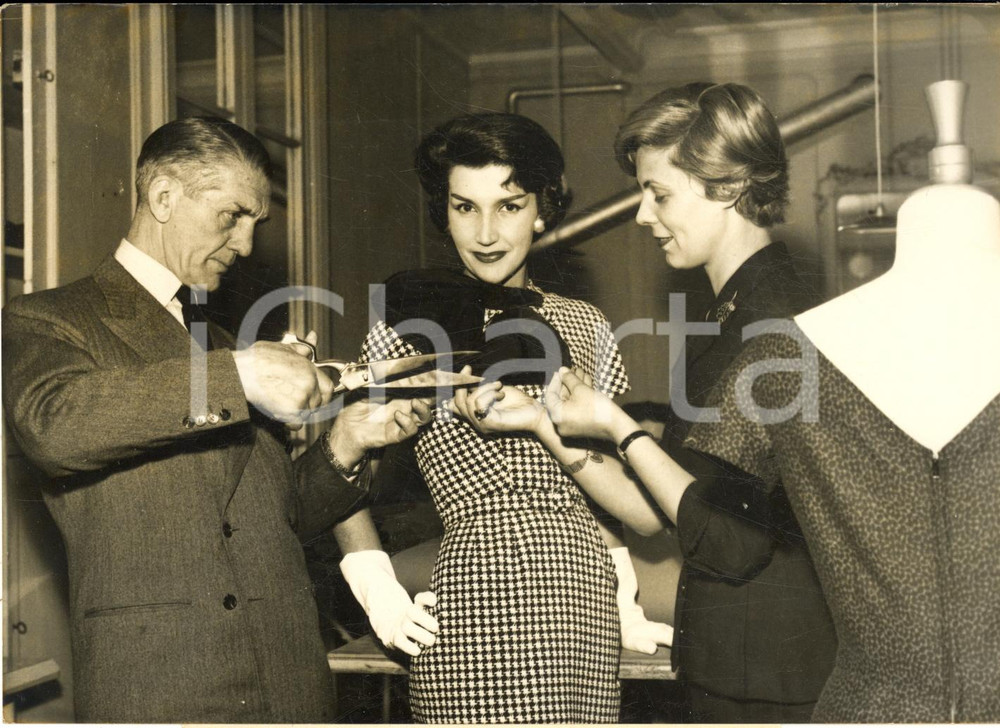 1957 PARIS Ex pugile Georges CARPENTIER aiuta la moglie in sartoria - Foto 18x13